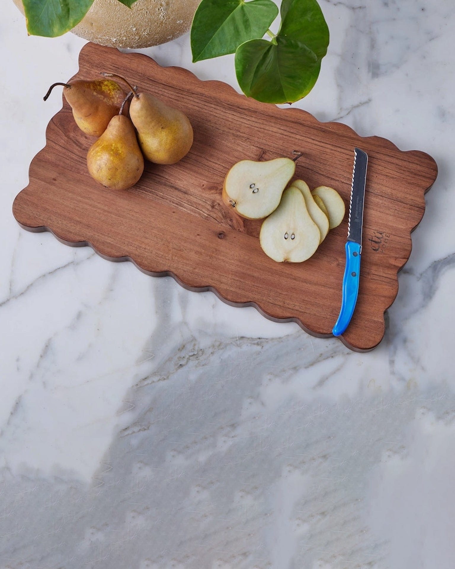 etúHOME Scalloped Cutting Board