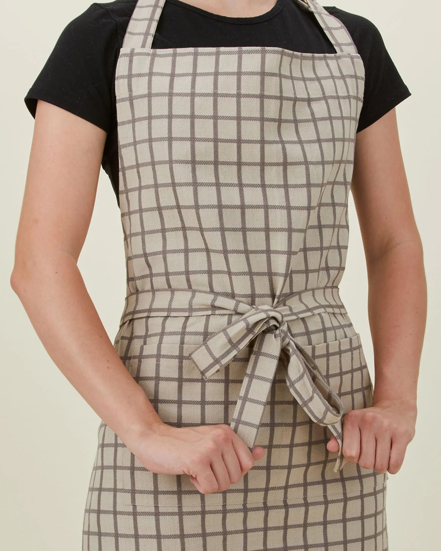 Essential Check Apron in Light Grey/Dark Grey