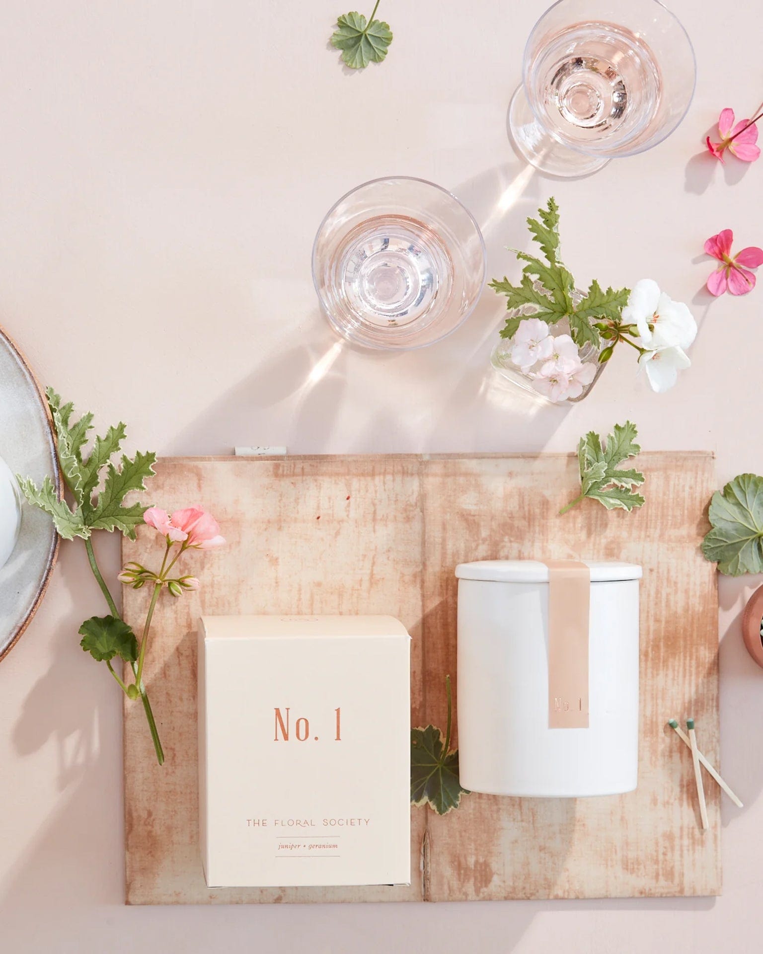 No 1 Fragrant Candle in Juniper & Geranium - Thumbnail 2